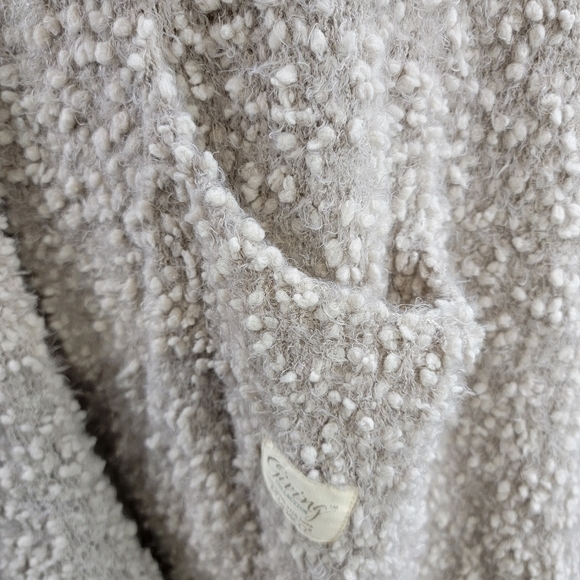 Demdaco Hand Made With Love Shawl With Pockets - Picture 3 of 7